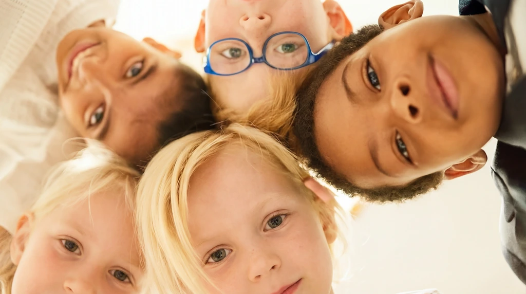 Schulassistenz im Klassenzimmer: Kind und pädagogische Fachkraft lesen gemeinsam ein Buch.